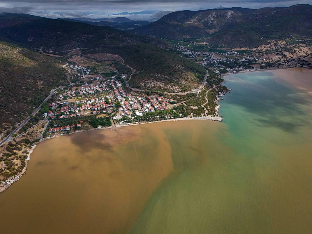O kentte yollar çöktü: Gece yarısı felaketi yaşadılar! Gün aydınlanınca korkunç manzara ortaya çıktı 1
